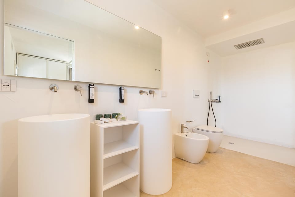 Luxury Studio Suite | Bathroom | Towels