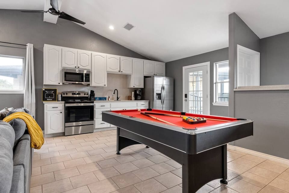 The casita comes with a kitchen equipped with all major appliances (EXCEPT dishwasher). For coffee, you'll find the same Ninja Dual brew coffee maker as the main house (includes both 12 cup drip coffee + K-cups)