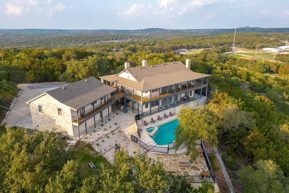 Welcome to Hillside Retreat at Crest View! The home features a pool, hot tub, wrap-around deck with majestic sweeping views of Wimberley valley to create the perfect immersive Texas Hill Country experience