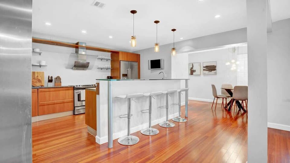 Fully equipped kitchen with a kitchen island and cozy dining area