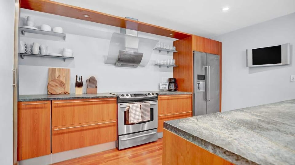 Fully equipped kitchen with a kitchen island and cozy dining area