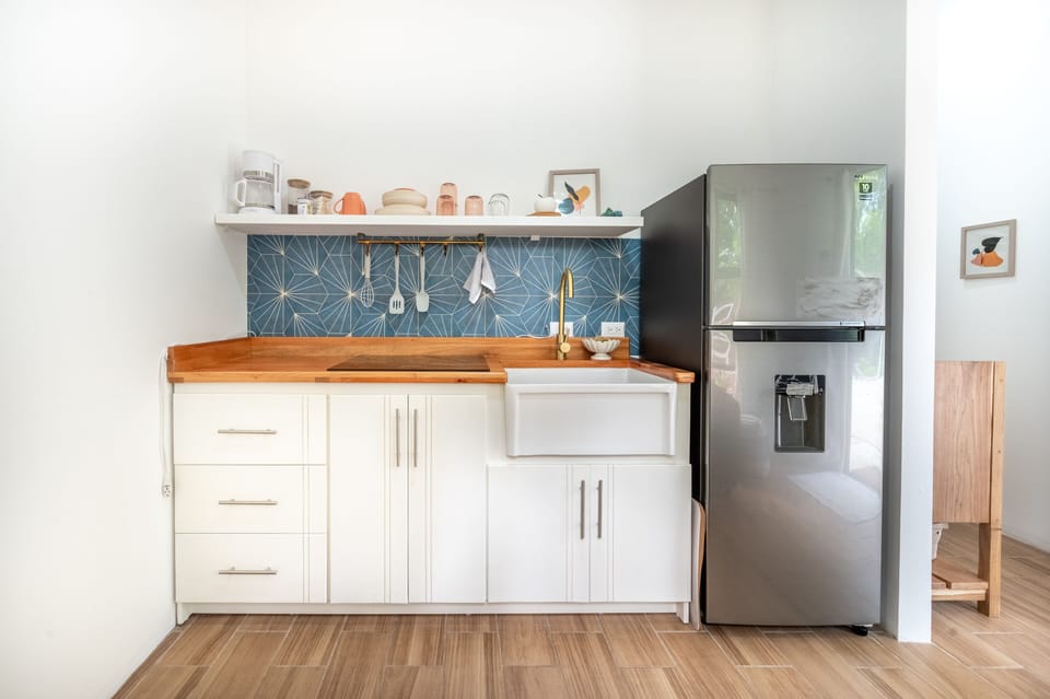 Fully equipped kitchenette with an Induction cooktop. 