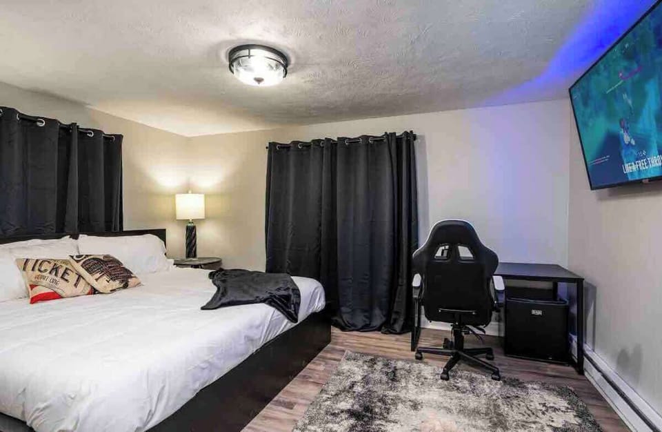 Bedroom #1
•King bed 
•55” Roku Smart Tv 
•Gaming Chair 
•Mini Fridge