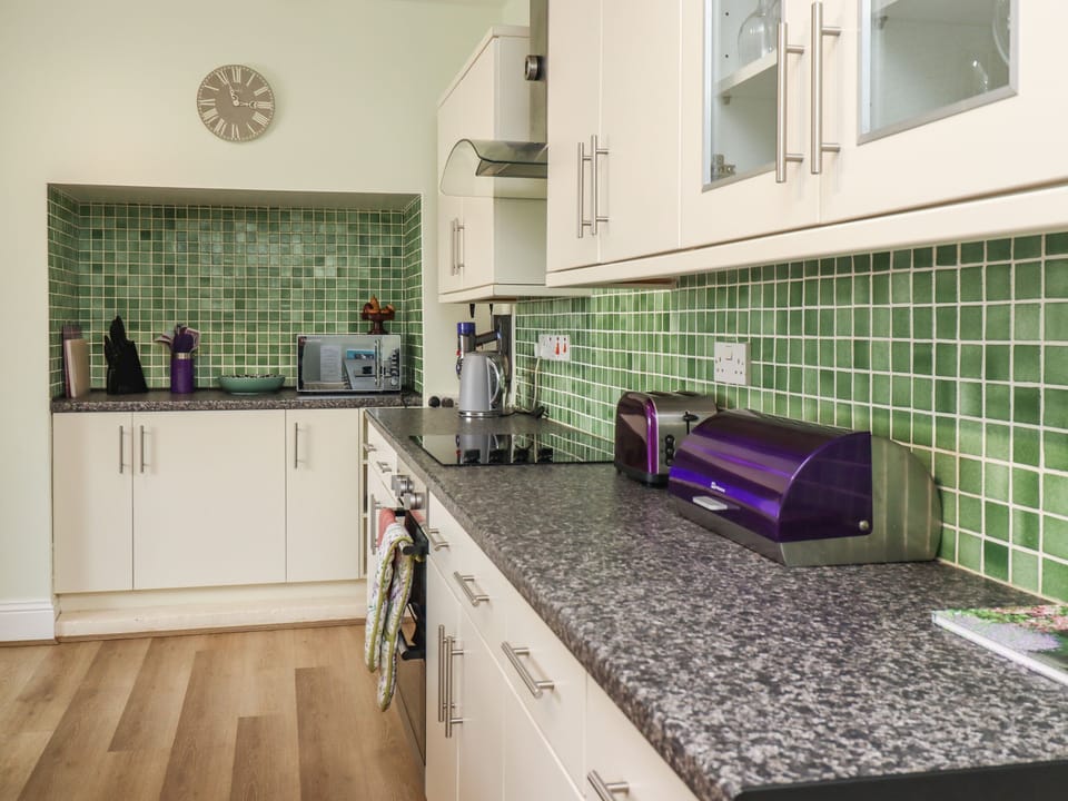 Cottage | Private kitchen | Fridge, dishwasher, electric kettle, toaster