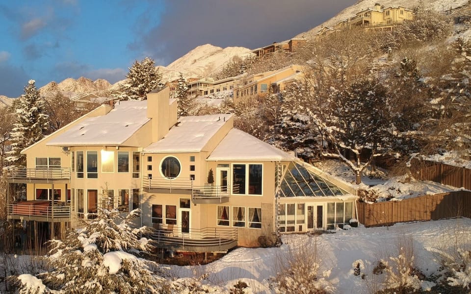 "House of the Setting Sun" during the winter. 10min from downtown, 30min to ski.