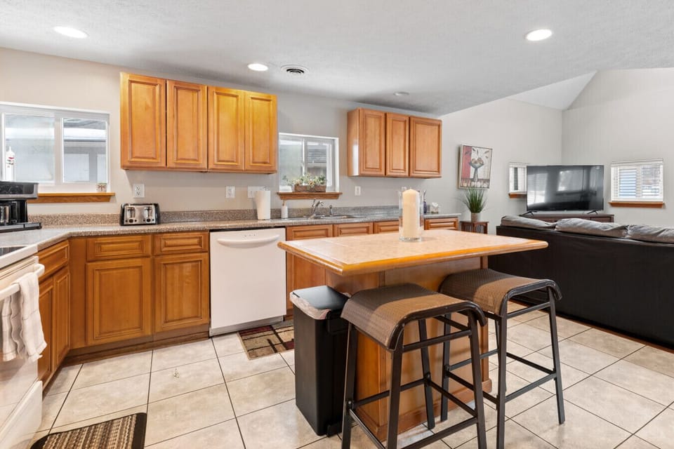 Kitchen with Breakfast Bar that seats two