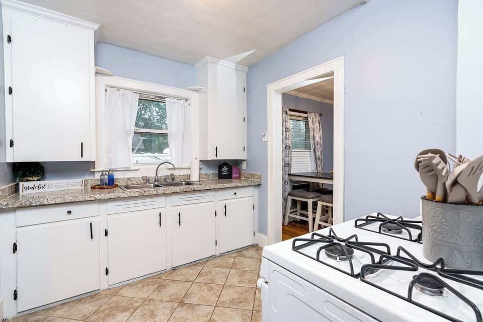 Cute Kitchen Equipped with all your main essentials.