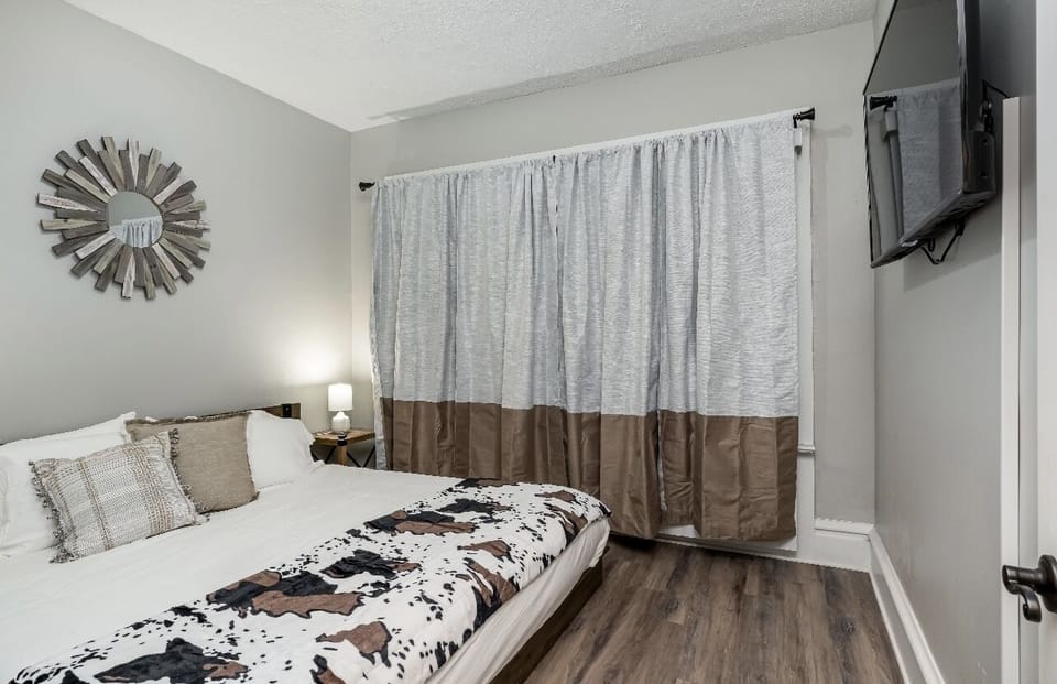 Bedroom 2
King bed
55” Roku Smart Tv