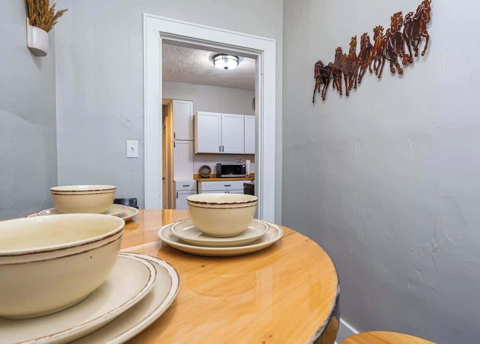 Dining area 
Seats 3