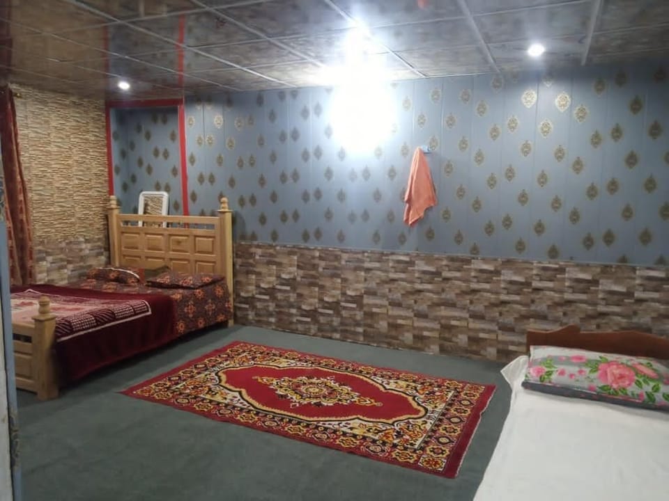 Room | Iron/ironing board (on request)