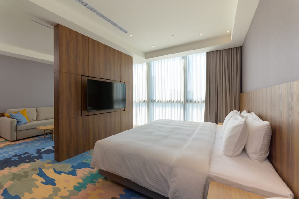 Panoramic Suite | Down comforters, in-room safe, laptop workspace, blackout drapes