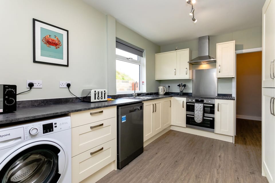 Cottage | Private kitchen | Fridge, dishwasher, cookware/dishes/utensils