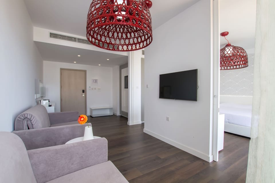 Executive Suite | Living area | Flat-screen TV