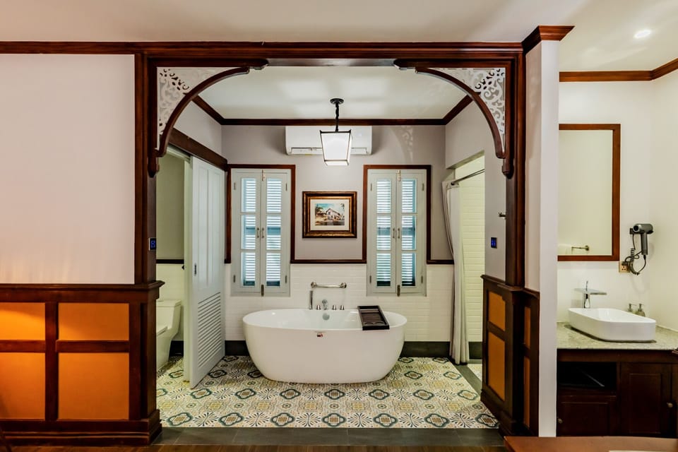 Courtyard Suite King Room | Bathroom | Separate tub and shower, jetted tub, rainfall showerhead
