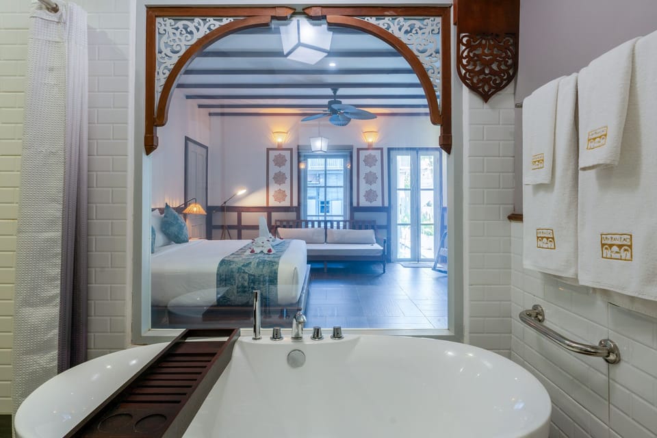 Pool Access King Room | Bathroom | Separate tub and shower, jetted tub, rainfall showerhead
