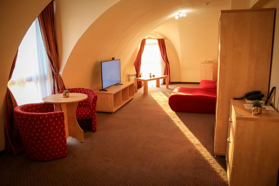 Family Room, 1 Queen Bed, City View | Egyptian cotton sheets, premium bedding, memory foam beds, minibar