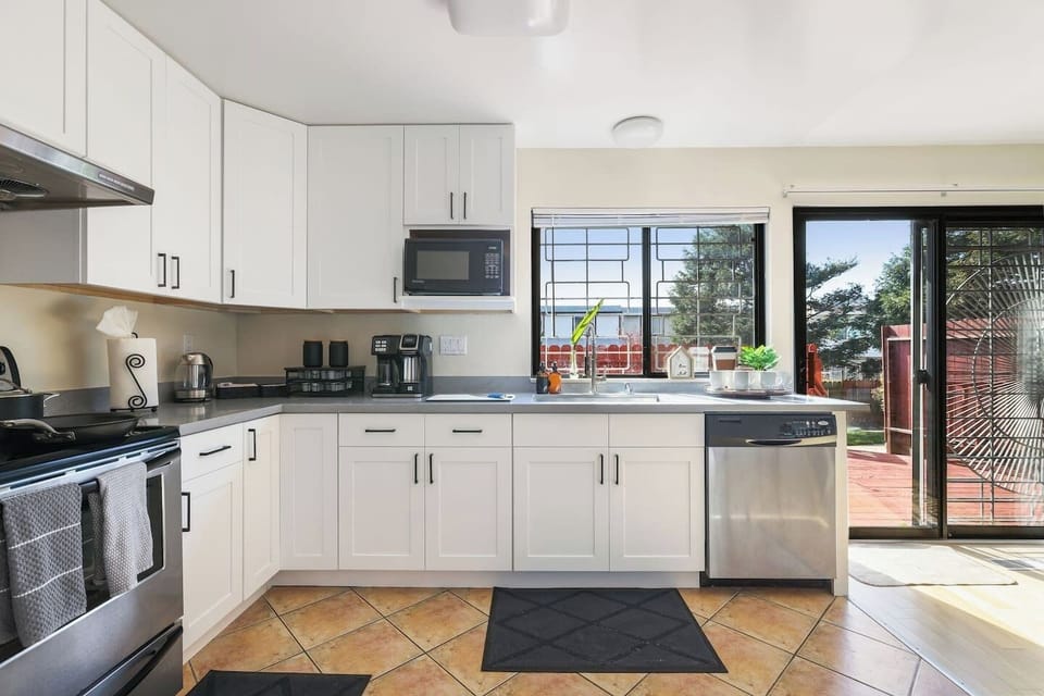 Prepare your delicious meal in our fully equipped kitchen that has the basic things you need, from pots and pans to coffee and tea.