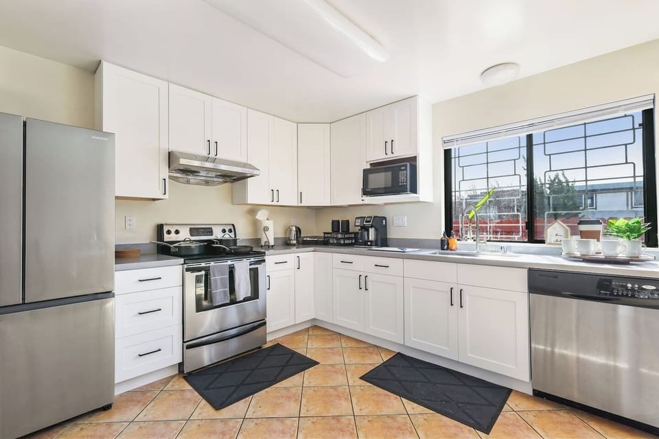 Prepare your delicious meal in our fully equipped kitchen that has the basic things you need, from pots and pans to coffee and tea.