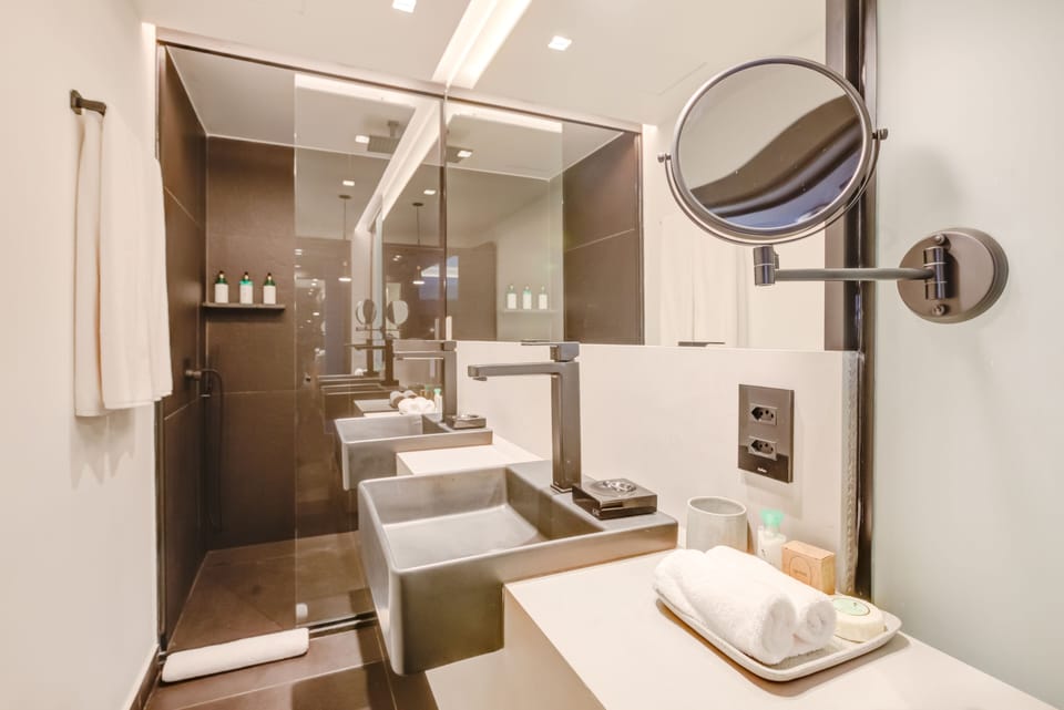 Junior Suite | Bathroom | Shower, free toiletries, hair dryer, towels