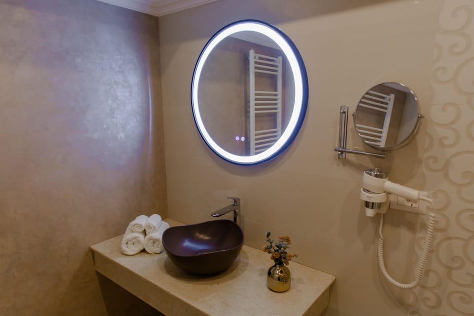 Deluxe Double Room | Bathroom | Bathrobes, slippers, towels