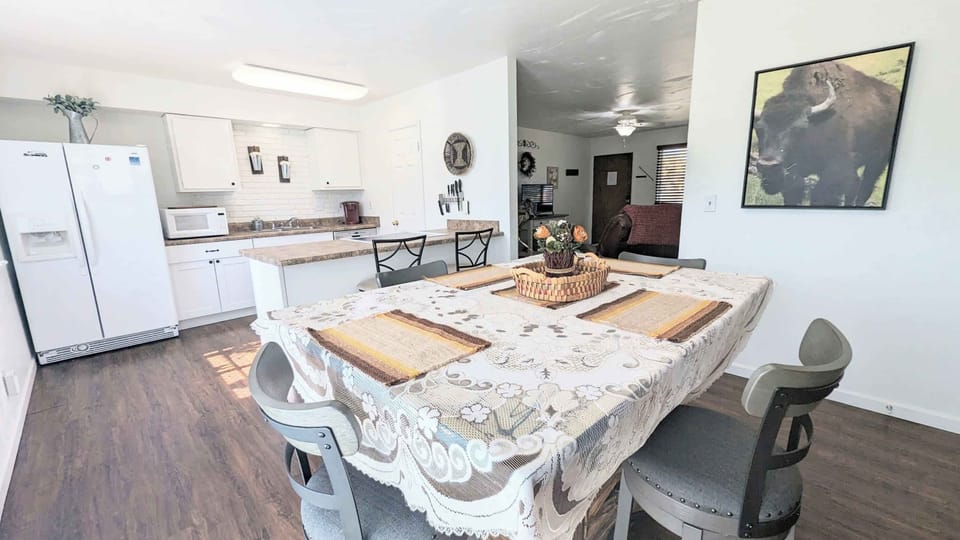 Dining Area looking into the kitchen