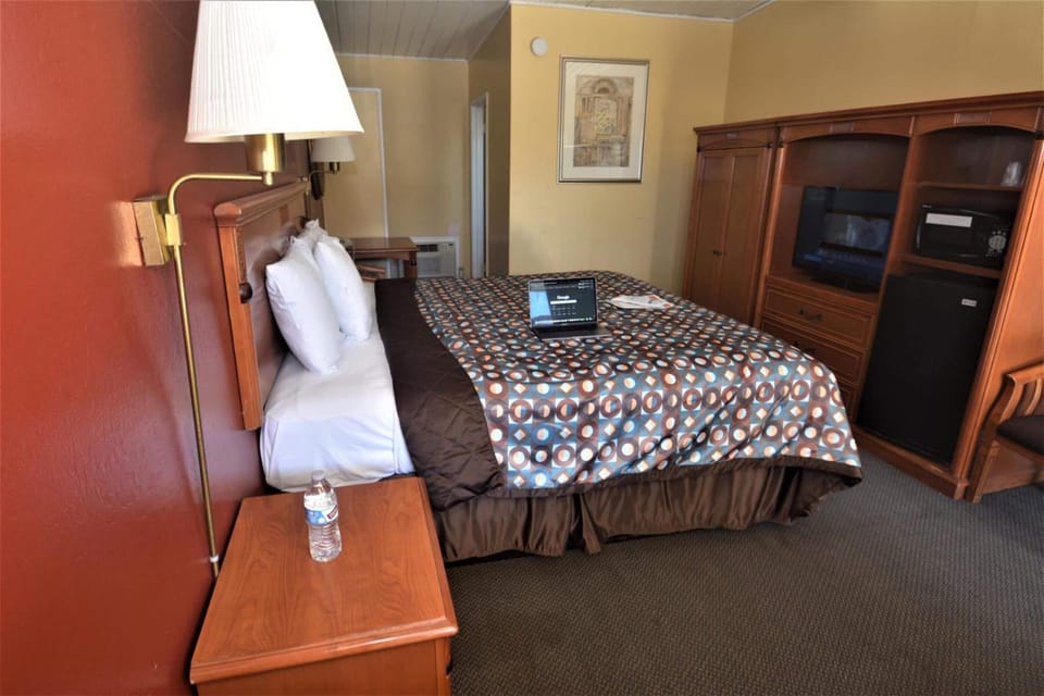 Desk, soundproofing, WiFi (free), alarm clocks