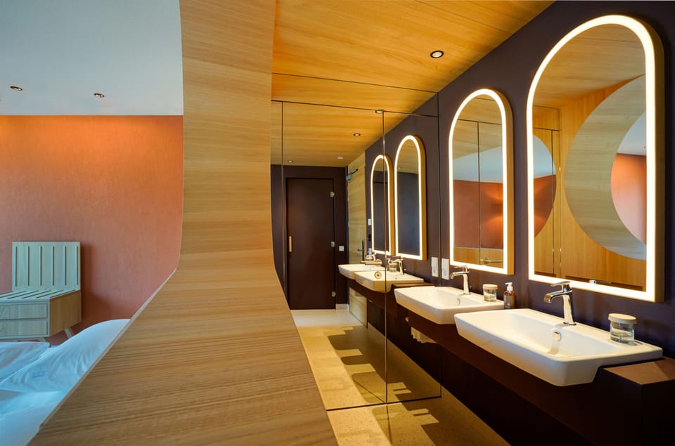 Shower, hair dryer, slippers, bidet