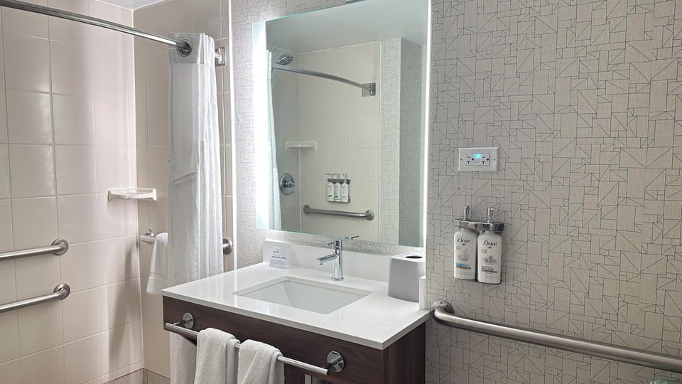 Standard Room, 1 King Bed, Accessible (Communications) | Bathroom | Combined shower/tub, hair dryer, towels, soap