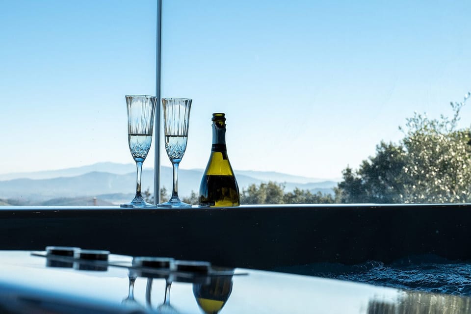 fatti servire un aperitivo direttamente in vasca mentre ammiri il panorama 