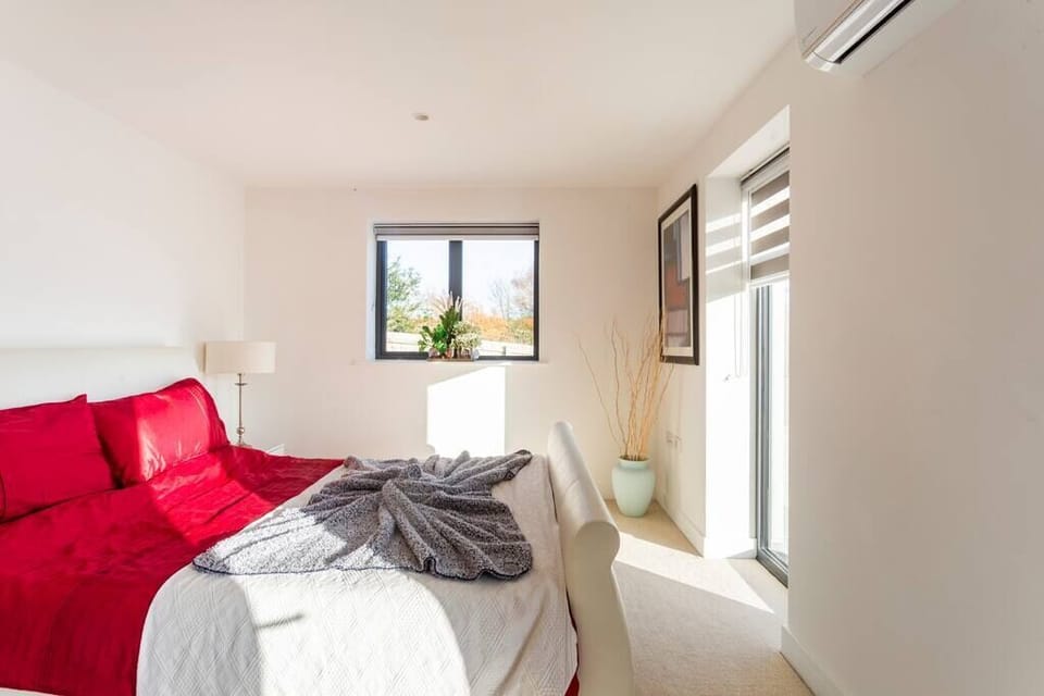 Sleep like a royal family member on the cosy double bed.