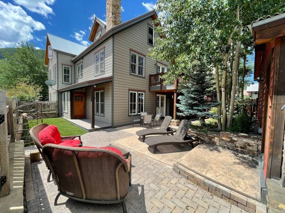 Silver Queen Guesthouse has a beautifully landscaped, fully fenced, private courtyard and yard. Perfect spot for relaxing and taking in the views.