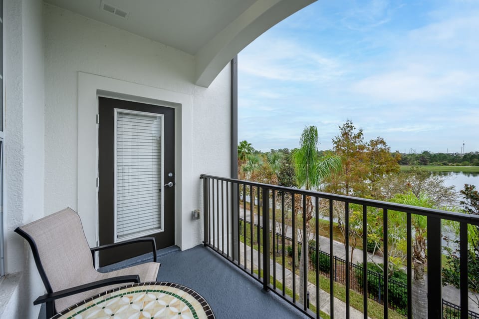 Balcony with a view of the lake
