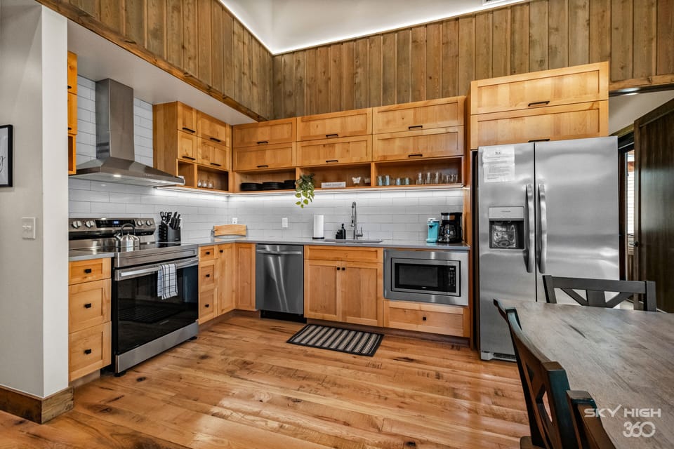 Fully stocked kitchen for all of your cooking needs!