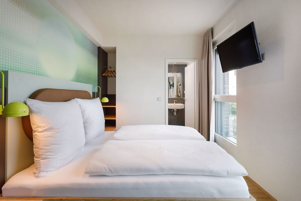 Standard Double Room | Desk, laptop workspace, soundproofing, iron/ironing board