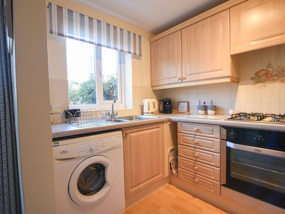 Cottage | Private kitchen | Fridge, electric kettle, toaster, cookware/dishes/utensils
