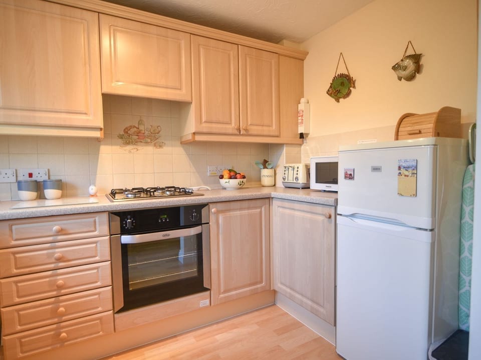 Cottage | Private kitchen | Fridge, electric kettle, toaster, cookware/dishes/utensils
