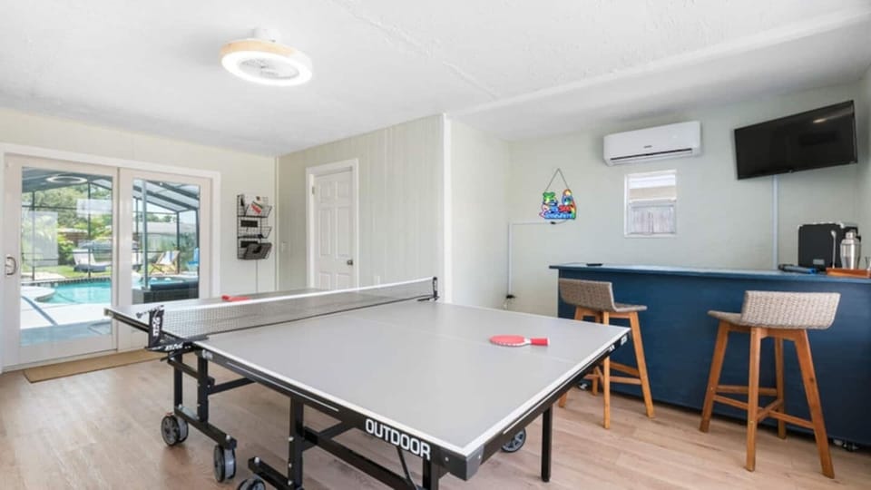 Ping Pong, Bar, TV, Board Games 