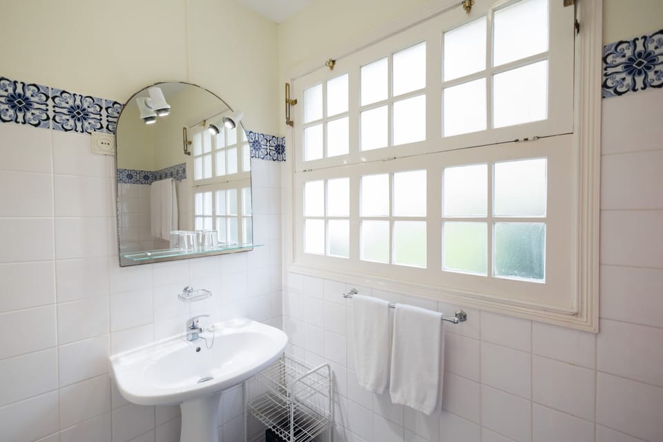Junior Double Room | Bathroom | Hair dryer, towels