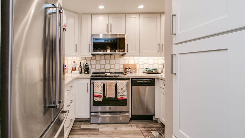 Studio (2 Bedrooms) | Private kitchen | Fridge, microwave, oven, blender