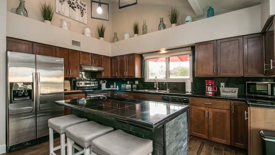 Studio (3 Bedrooms) | Private kitchen | Microwave, oven