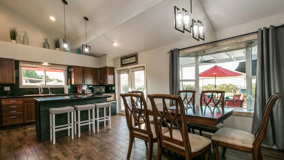 Studio (3 Bedrooms) | Private kitchen | Microwave, oven
