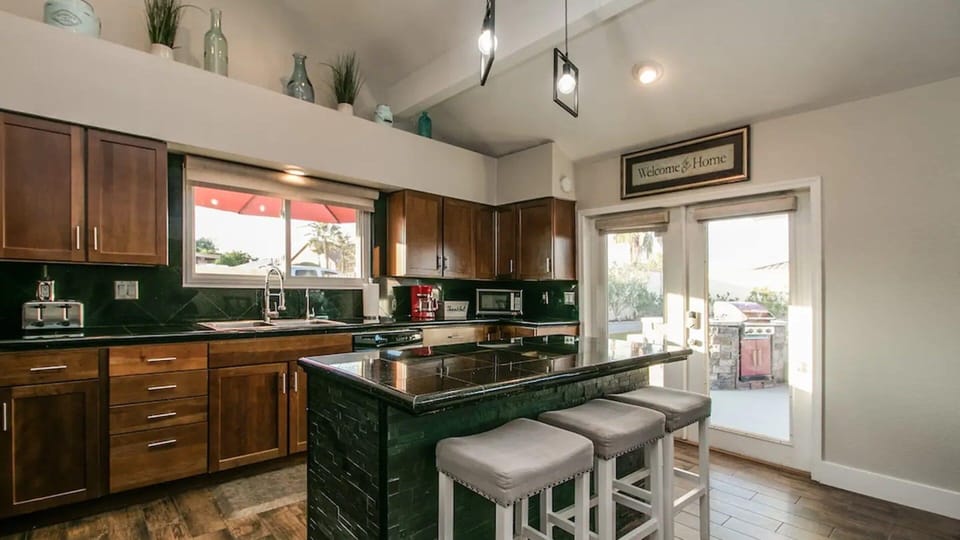 Studio (3 Bedrooms) | Private kitchen | Microwave, oven