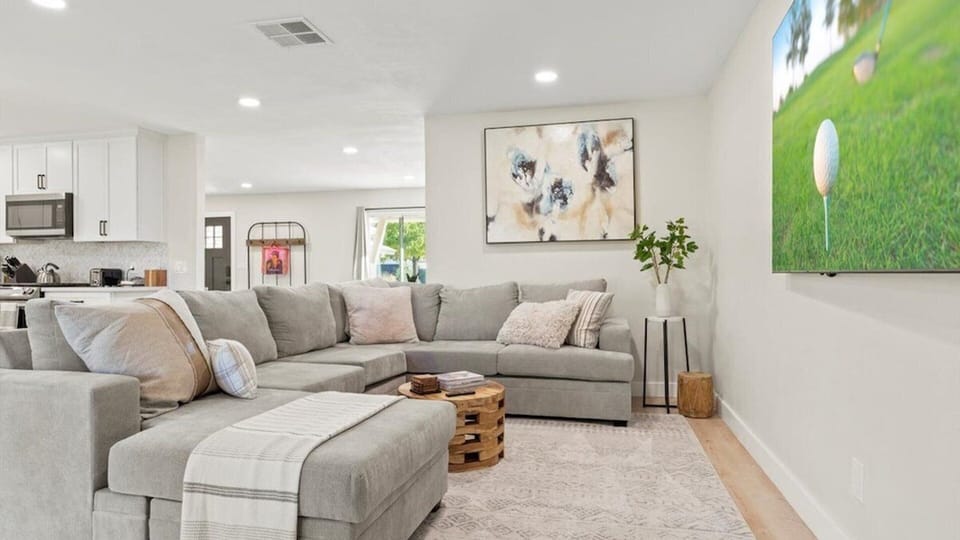 Studio (3 Bedrooms) | Living area