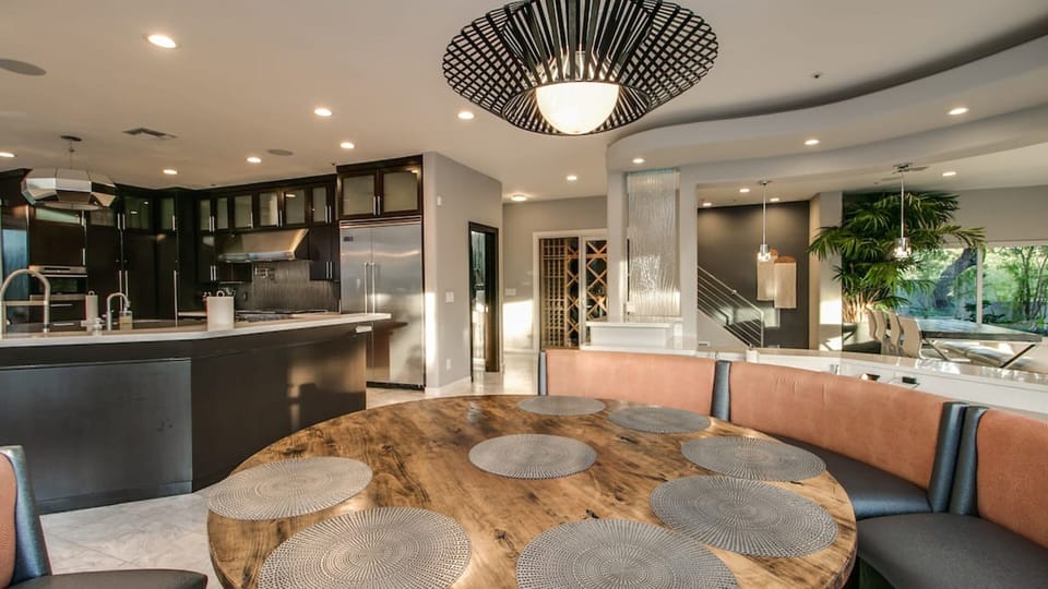 Studio (5 Bedrooms) | Private kitchen | Coffee/tea maker, fridge, microwave, oven