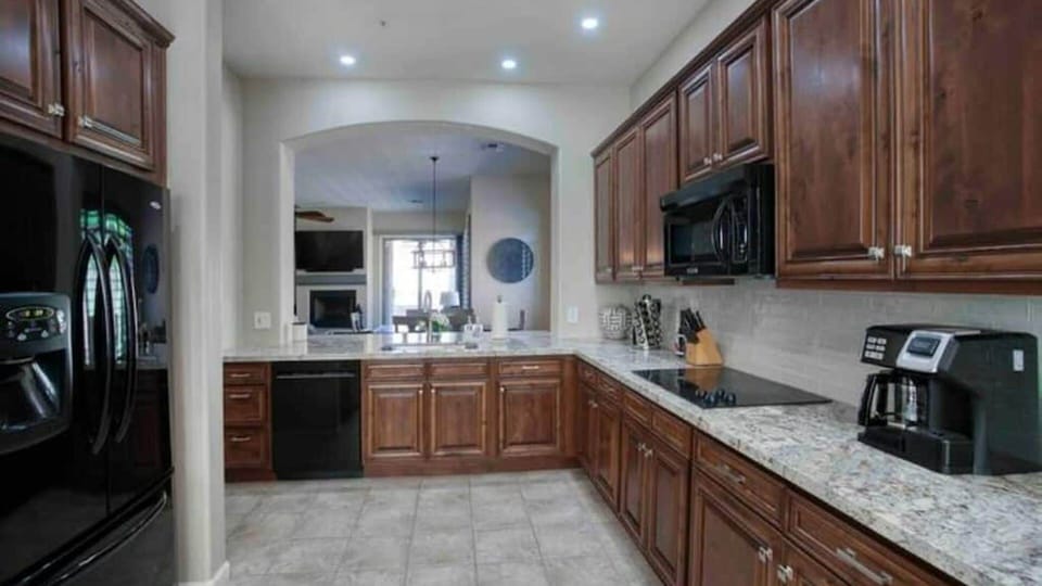 Studio (3 Bedrooms) | Private kitchen | Fridge, microwave, oven, blender