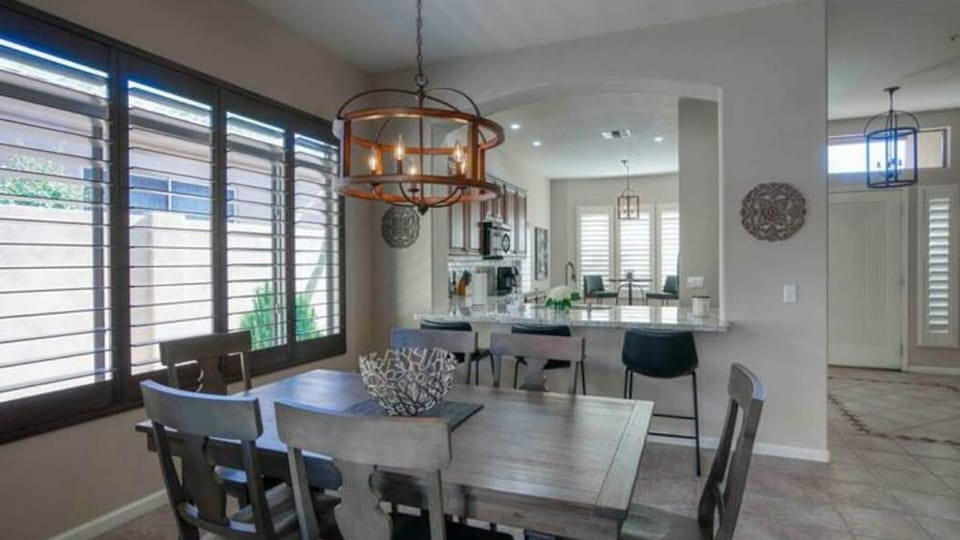 Studio (3 Bedrooms) | Dining room