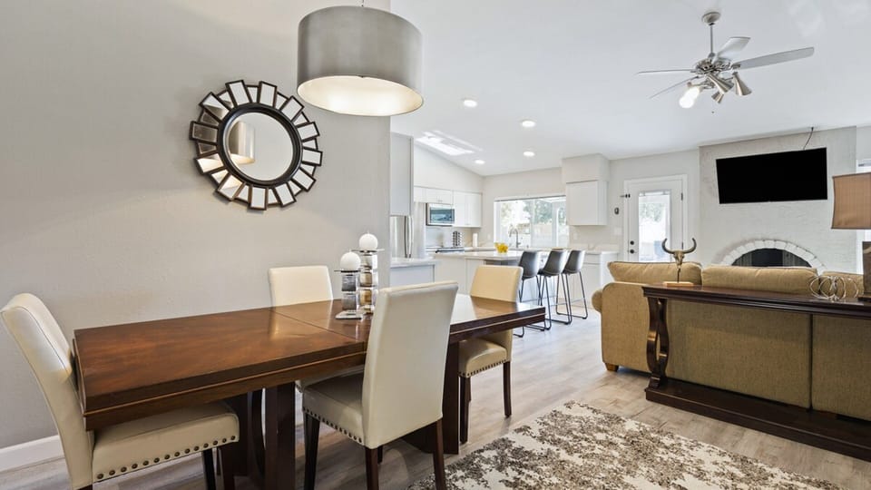 Studio (4 Bedrooms) | Dining