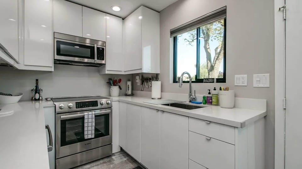 Studio (2 Bedrooms) | Private kitchen | Fridge, microwave, oven