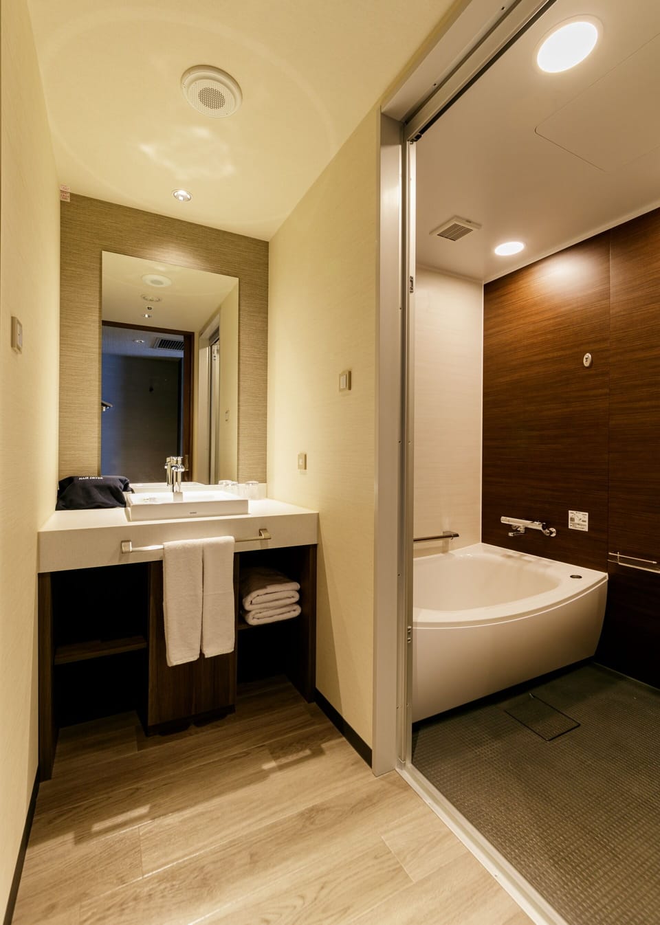 Deluxe Twin Room, Non Smoking | Bathroom | Combined shower/tub, hair dryer, slippers, bidet