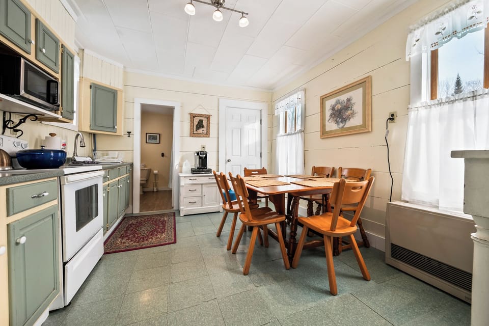 Fully applianced kitchen